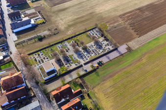 Vue aérienne de Cimetière en hiver sans neige à le quartier Hayna in Herxheim bei Landau dans le département Rhénanie-Palatinat, Allemagne