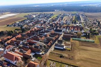 Vue aérienne de Vue du village depuis le nord à le quartier Hayna in Herxheim bei Landau dans le département Rhénanie-Palatinat, Allemagne