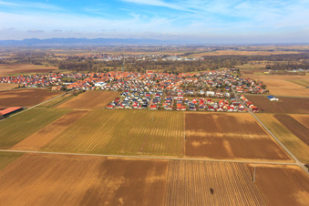 Vue aérienne de Vue du village depuis le sud à Steinweiler dans le département Rhénanie-Palatinat, Allemagne