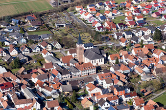 Vue aérienne de Bâtiment d'église au centre du village à le quartier Schaidt in Wörth am Rhein dans le département Rhénanie-Palatinat, Allemagne