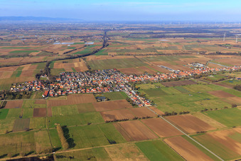 Vue aérienne de Vue du village au-delà de l'Otterbach depuis le sud à Freckenfeld dans le département Rhénanie-Palatinat, Allemagne