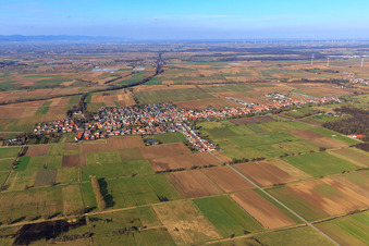 Vue aérienne de Vue du village au-delà de l'Otterbach depuis le sud à Freckenfeld dans le département Rhénanie-Palatinat, Allemagne