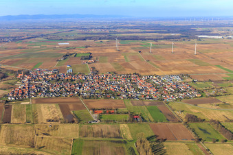 Vue aérienne de Vue du village au-delà du Mühlbach depuis le sud à Minfeld dans le département Rhénanie-Palatinat, Allemagne