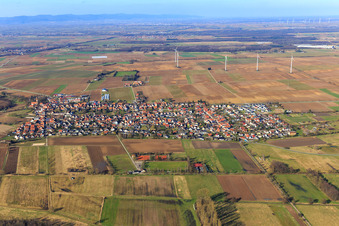 Vue aérienne de Vue du village au-delà du Mühlbach depuis le sud à Minfeld dans le département Rhénanie-Palatinat, Allemagne