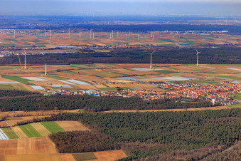 Vue aérienne de Parc éolien Hatzenbühl presque terminé depuis le sud à Hatzenbühl dans le département Rhénanie-Palatinat, Allemagne