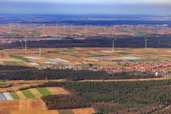Vue aérienne de Parc éolien Hatzenbühl presque terminé depuis le sud à Hatzenbühl dans le département Rhénanie-Palatinat, Allemagne