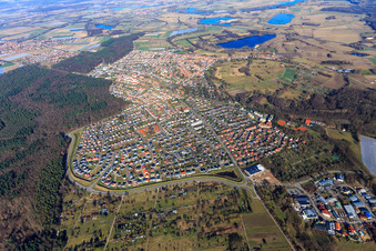 Vue oblique de Vue d'ensemble de la ville depuis l'ouest à Jockgrim dans le département Rhénanie-Palatinat, Allemagne