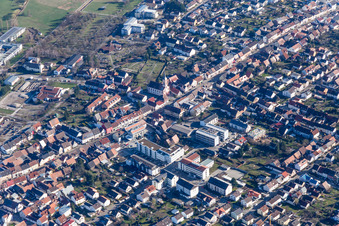 Vue oblique de Rue principale à le quartier Blankenloch in Stutensee dans le département Bade-Wurtemberg, Allemagne