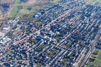 Rue principale à le quartier Blankenloch in Stutensee dans le département Bade-Wurtemberg, Allemagne d'en haut