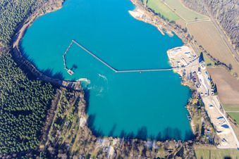 Vue aérienne de Plage et MinERALiX Sand and Gravel GmbH - Gravière Scherrieble au lac de carrière Weingarten à Weingarten dans le département Bade-Wurtemberg, Allemagne