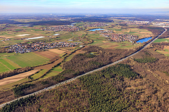 Vue aérienne de Vue du village depuis le sud-est au-delà de l'A5 à le quartier Staffort in Stutensee dans le département Bade-Wurtemberg, Allemagne