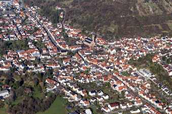 Vue aérienne de Église paroissiale de Côme et Damien à le quartier Untergrombach in Bruchsal dans le département Bade-Wurtemberg, Allemagne