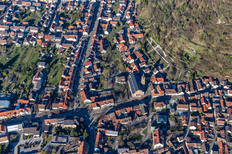 Vue aérienne de Église paroissiale de Côme et Damien, B3 à le quartier Untergrombach in Bruchsal dans le département Bade-Wurtemberg, Allemagne