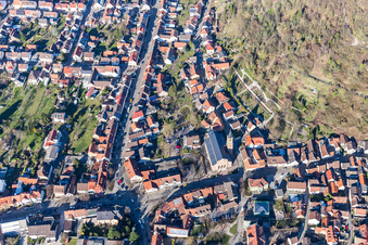 Vue aérienne de Vieux cimetière à le quartier Untergrombach in Bruchsal dans le département Bade-Wurtemberg, Allemagne
