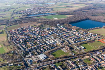 Vue aérienne de Zones riveraines du lac de carrière Untergrombach en Untergrombach à le quartier Untergrombach in Bruchsal dans le département Bade-Wurtemberg, Allemagne