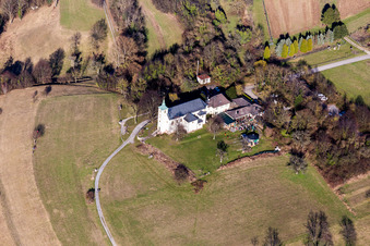 Vue aérienne de Chapelle Michaelskapelle sur le Michaelsberg à le quartier Untergrombach in Bruchsal dans le département Bade-Wurtemberg, Allemagne