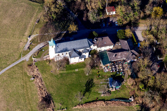 Vue oblique de Chapelle Michaelskapelle sur le Michaelsberg à le quartier Untergrombach in Bruchsal dans le département Bade-Wurtemberg, Allemagne