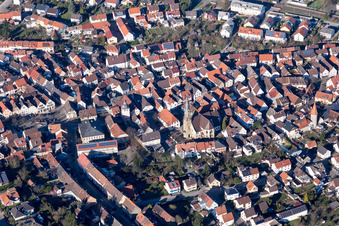 Vue aérienne de Martinskapelle dans le centre historique de la ville à le quartier Heidelsheim in Bruchsal dans le département Bade-Wurtemberg, Allemagne