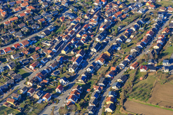 Vue aérienne de Schulstraße depuis le sud à le quartier Unteröwisheim in Kraichtal dans le département Bade-Wurtemberg, Allemagne