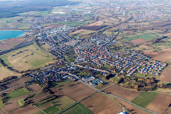 Vue aérienne de À Hardtsee à le quartier Ubstadt in Ubstadt-Weiher dans le département Bade-Wurtemberg, Allemagne