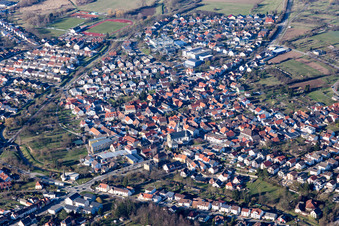 Vue aérienne de Vue des rues et des maisons dans les quartiers résidentiels à le quartier Ubstadt in Ubstadt-Weiher dans le département Bade-Wurtemberg, Allemagne
