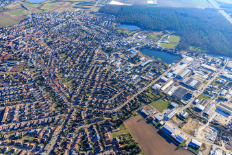 Vue aérienne de Kronauer Allee jusqu'au Waldsee à Forst dans le département Bade-Wurtemberg, Allemagne