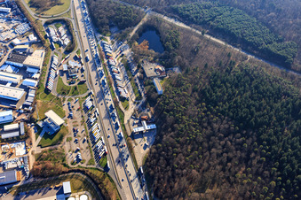 Vue aérienne de Stations-service d'autoroute : station-service Tank & Rast Bruchsal Ouest et station-service Serways Bruchsal Est sur l'A5 en provenance du nord à Forst dans le département Bade-Wurtemberg, Allemagne