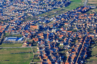 Vue aérienne de Rue principale, St. Remigius et Lußhardthalle à Hambrücken dans le département Bade-Wurtemberg, Allemagne