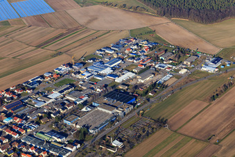 Vue aérienne de Zone industrielle Industriestraße avec LINHARDT Hambrücken GmbH du sud-ouest à Hambrücken dans le département Bade-Wurtemberg, Allemagne