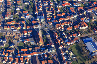 Vue aérienne de Rue principale, St. Remigius et Lußhardthalle depuis l'ouest à Hambrücken dans le département Bade-Wurtemberg, Allemagne