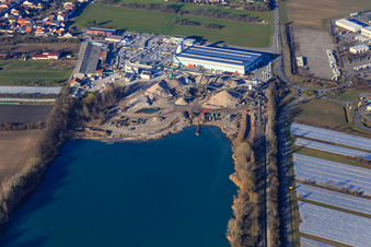 Vue aérienne de Lac en béton avec l'usine de béton Fehr Technologies du sud-ouest à le quartier Wiesental in Waghäusel dans le département Bade-Wurtemberg, Allemagne