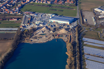 Vue aérienne de Lac en béton avec l'usine de béton Fehr Technologies du sud-ouest à le quartier Wiesental in Waghäusel dans le département Bade-Wurtemberg, Allemagne