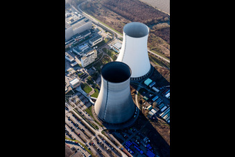Vue aérienne de Blocs réacteurs, structures de tour de refroidissement et installations de la centrale nucléaire - centrale nucléaire - centrale nucléaire de EnBW Kernkraft GmbH, centrale nucléaire Philippsburg sur la Rheinschanzinsel à Philippsburg dans le département Bade-Wurtemberg, Allemagne