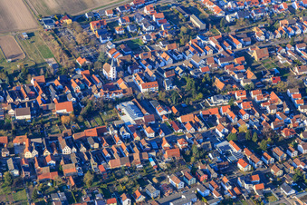 Vue aérienne de Centre du village avec l'église catholique Saint-Martin à Hanhofen dans le département Rhénanie-Palatinat, Allemagne