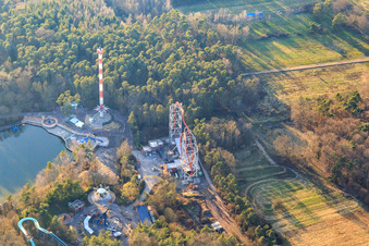 Vue aérienne de Tour du phare et Superwirbel (montagnes russes) à Holiday Park à Haßloch dans le département Rhénanie-Palatinat, Allemagne