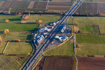 Vue aérienne de Aire de service d'autoroute sur le tracé et les directions du trafic du BAB 65 à Edesheim dans le département Rhénanie-Palatinat, Allemagne