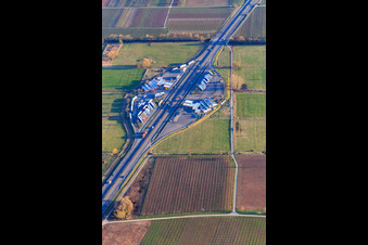 Vue aérienne de Aires de repos Serways Route des vins du Palatinat Est et Ouest sur l'A65 depuis le nord à Edesheim dans le département Rhénanie-Palatinat, Allemagne