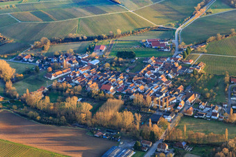 Vue aérienne de Vue du village le soir depuis le nord à le quartier Klingen in Heuchelheim-Klingen dans le département Rhénanie-Palatinat, Allemagne
