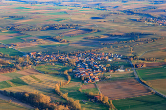 Vue aérienne de Vue du village le soir depuis le nord à Oberhausen dans le département Rhénanie-Palatinat, Allemagne