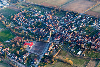 Champ de foire à le quartier Drusweiler in Kapellen-Drusweiler dans le département Rhénanie-Palatinat, Allemagne d'en haut