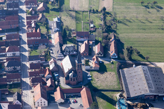 Vue aérienne de Bâtiment d'église au centre du village à Betschdorf dans le département Bas Rhin, France
