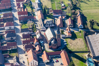 Vue aérienne de Bâtiment d'église au centre du village à Betschdorf dans le département Bas Rhin, France