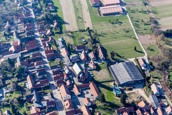 Vue aérienne de Église Saint-Jean au centre du village à Betschdorf dans le département Bas Rhin, France
