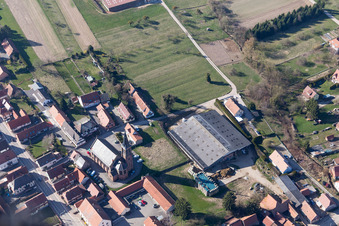 Vue oblique de Bâtiment d'église au centre du village à Betschdorf dans le département Bas Rhin, France