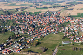 Vue aérienne de Vue des rues et des maisons dans les quartiers résidentiels à Surbourg dans le département Bas Rhin, France