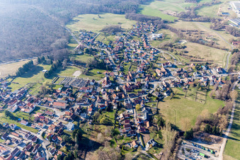 Vue aérienne de Vue des rues et des maisons dans les quartiers résidentiels à Mertzwiller dans le département Bas Rhin, France