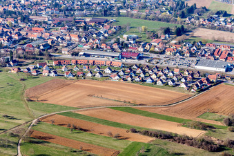Vue aérienne de Zone de peuplement à Niedermodern dans le département Bas Rhin, France
