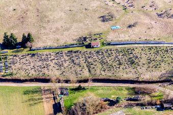 Cimetière à Ettendorf dans le département Bas Rhin, France d'en haut