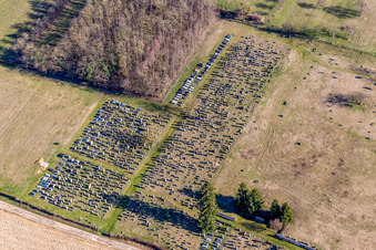 Cimetière à Ettendorf dans le département Bas Rhin, France vue d'en haut