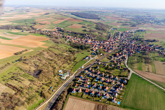 Vue aérienne de Rail, voie et caténaire de la ligne TGV Strasbourg-Paris sur le réseau SNCF jusqu'à Ettendorf à Ettendorf dans le département Bas Rhin, France